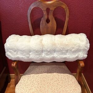 NWOT Mon Chateau Faux Fur Pillow Ivory